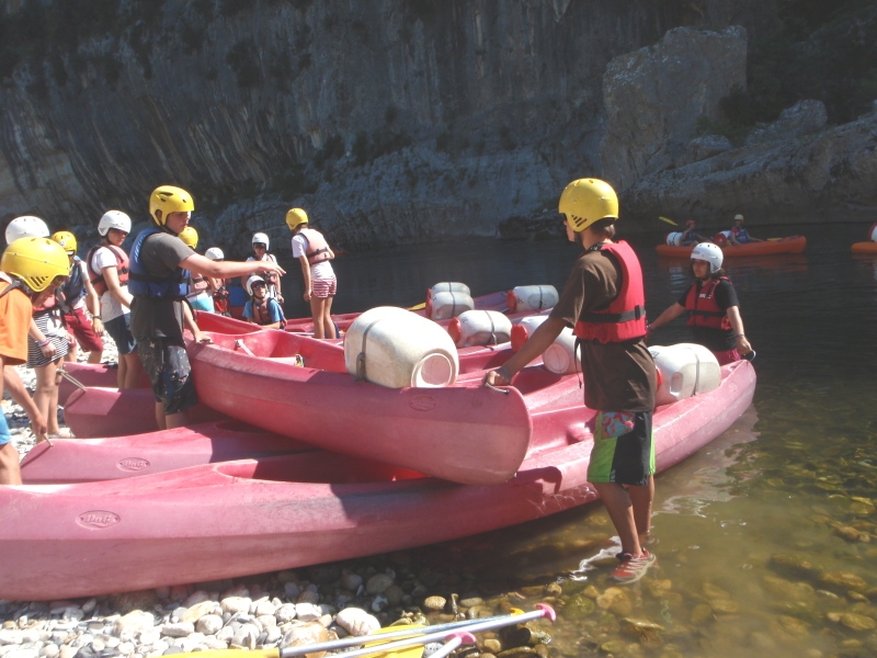 Village Camps International Summer Camp Ard&egrave;che, France 2019-07-26 https://www.villagecamps.com/journals_admin/images/23-35-Raft race team 2.jpg